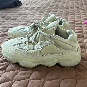 Yeezy 500s size 5